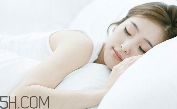 敷睡眠面膜臉刺痛怎么回事？閉口粉刺可以用面膜嗎？