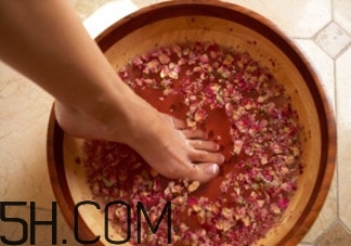 用什么泡腳比較好？艾葉泡腳還是紅花泡腳？