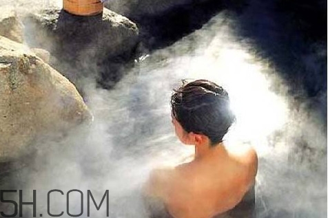 什么情況下不能泡溫泉？女人泡溫泉要注意什么