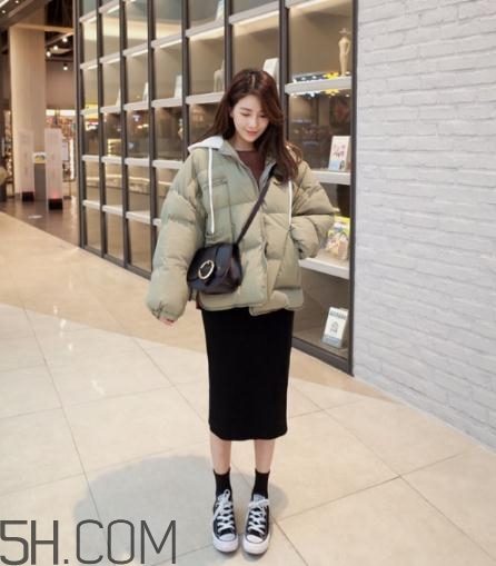 棉服配裙子好看嗎？棉衣配什么裙子好？