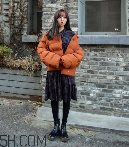 棉服配裙子好看嗎？棉衣配什么裙子好？
