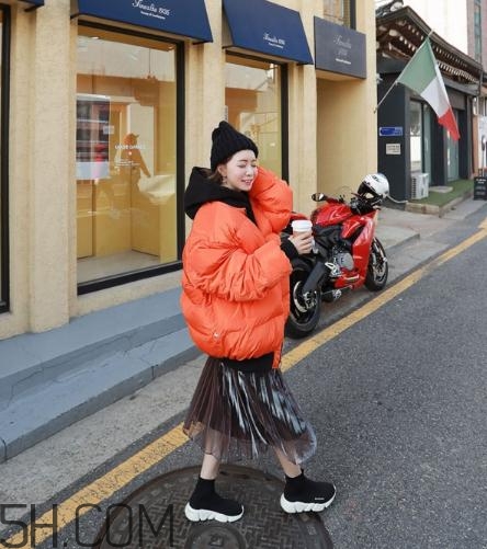 棉服配裙子好看嗎？棉衣配什么裙子好？