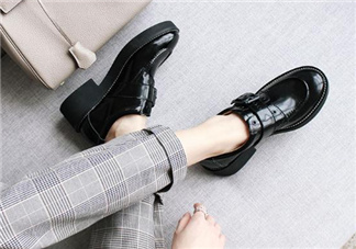 新皮鞋前面擠腳怎么辦？新鞋子磨腳后跟怎么辦？