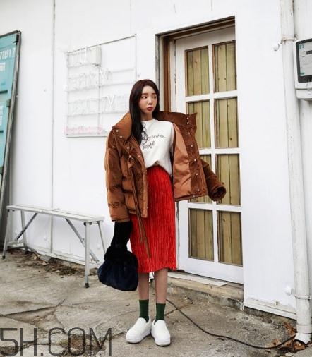 焦糖色棉襖配什么內(nèi)搭？焦糖色棉服搭配圖片