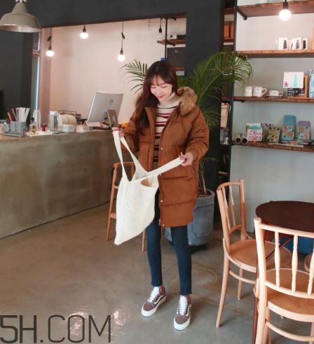 焦糖色棉襖配什么內(nèi)搭？焦糖色棉服搭配圖片