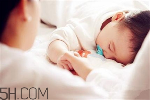 冬天空調(diào)開多少度比較適合嬰兒？嬰兒發(fā)燒可以開空調(diào)嗎？