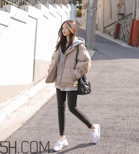 米色羽絨服怎么搭配？米色羽絨服搭配圖片
