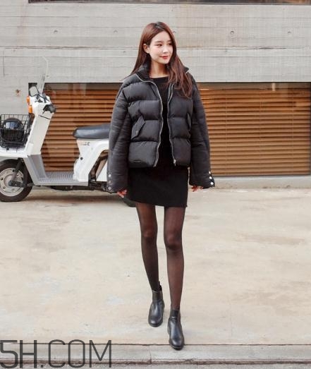 黑色羽絨服配什么顏色毛衣？黑色羽絨服搭配毛衣圖片