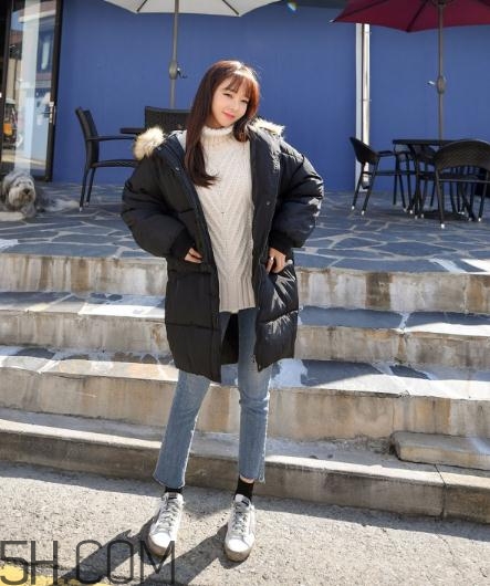 黑色羽絨服配什么顏色毛衣？黑色羽絨服搭配毛衣圖片