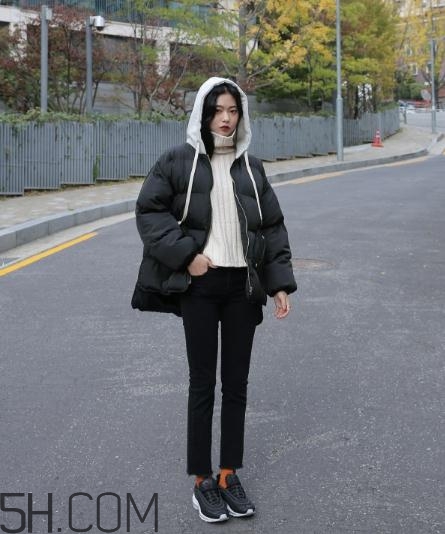 黑色羽絨服配什么顏色毛衣？黑色羽絨服搭配毛衣圖片