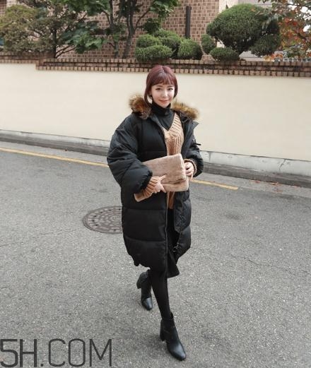 黑色羽絨服配什么顏色毛衣？黑色羽絨服搭配毛衣圖片