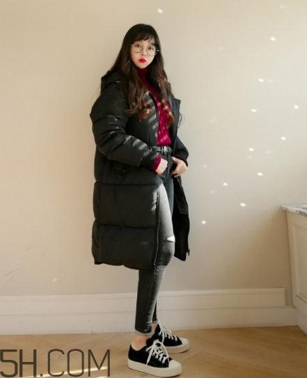 黑色羽絨服配什么顏色毛衣？黑色羽絨服搭配毛衣圖片