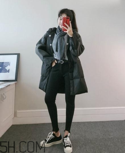 黑色羽絨服配什么顏色毛衣？黑色羽絨服搭配毛衣圖片