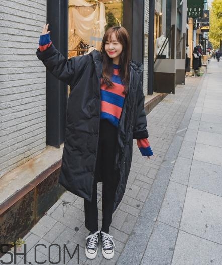 黑色羽絨服配什么顏色毛衣？黑色羽絨服搭配毛衣圖片