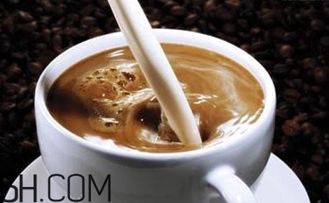 牛奶和咖啡可以混在一起喝嗎？怎么混合牛奶和咖啡？