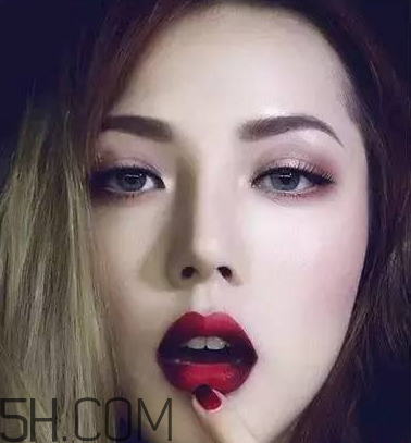 反咬唇妝是什么樣的？染唇妝和咬唇妝的區(qū)別