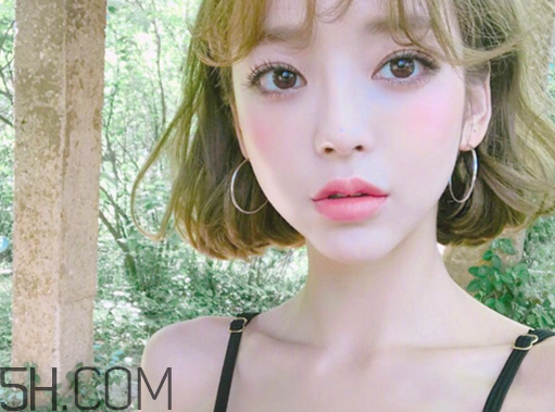 什么顏色的口紅最自然？如何根據(jù)皮膚顏色選擇適合自己的口紅