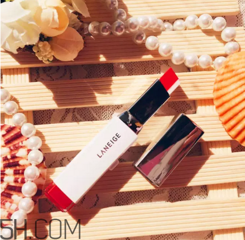 涂口紅前用bb打底可以嗎？最近比較火的口紅品牌有哪些？