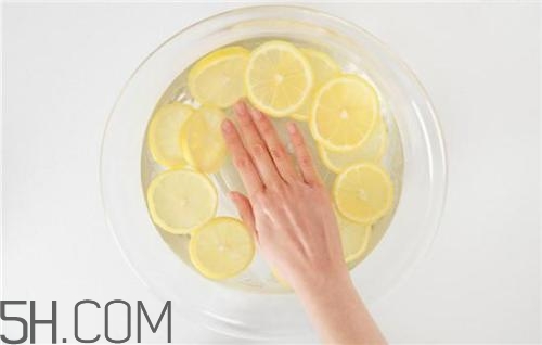 用檸檬水洗臉可以嗎？檸檬水洗臉的功效是什么呢？