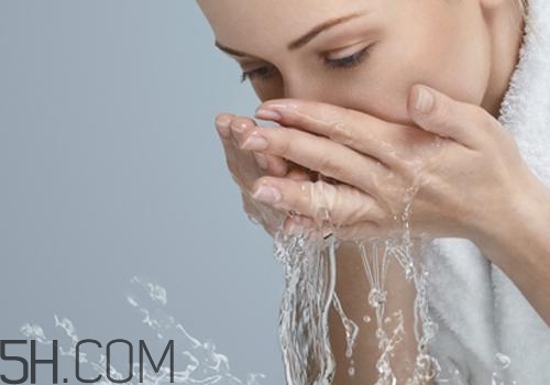 用檸檬水洗臉可以嗎？檸檬水洗臉的功效是什么呢？