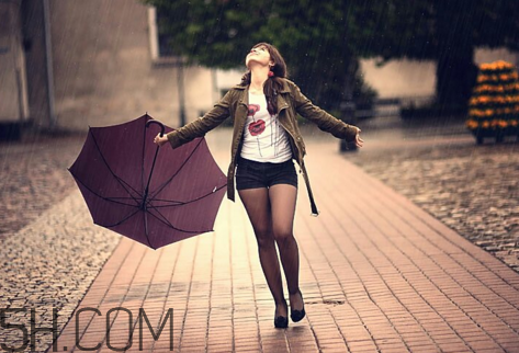 淋雨后要洗澡嗎？淋雨后不洗澡會(huì)怎么樣？