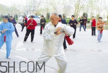 冬季應(yīng)該怎么晨練？冬季晨練的注意事項有哪些？