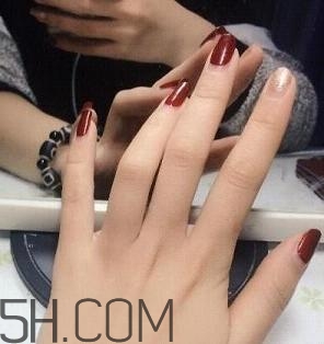 冬天美甲適合什么顏色？純色美甲跳色款式搭配圖