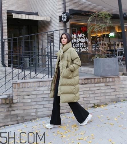 喇叭褲搭配羽絨服好看嗎？喇叭褲搭配羽絨服圖片