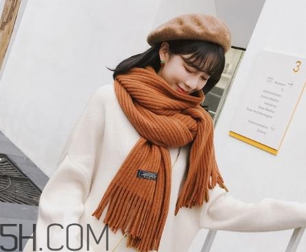 焦糖色圍巾配什么顏色衣服？焦糖色圍巾搭配圖片