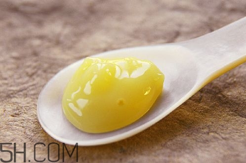 蜂王漿的營養(yǎng)成分有哪些？怎么辨別真假蜂王漿？