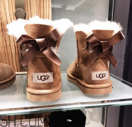 ugg雪地靴要穿襪子嗎？ugg是光腳穿嗎？