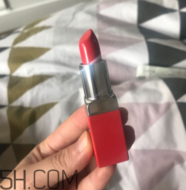 倩碧小方唇膏卡唇紋嗎？06號適合黃皮嗎？