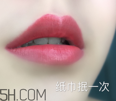 倩碧小方唇膏持久度如何？沾杯嗎？