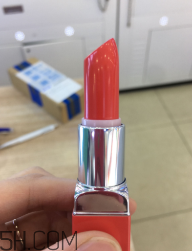 倩碧小方唇膏持久度如何？沾杯嗎？