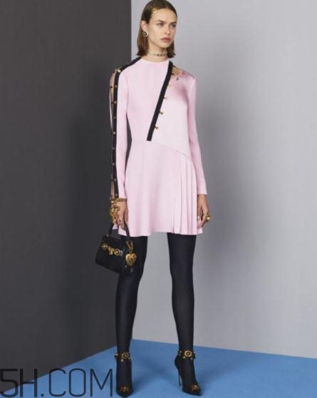 versace2018早秋服裝系列好看嗎_有哪些款式？