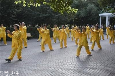 太極拳能治病嗎？太極拳能治什么?。?></p><h3>太極拳對身體部位的好處</h3><p>1、腿腳</p><p>太極拳相當于對骨骼進行力量訓練，能明顯增強腿腳骨骼和肌肉力量。</p><p>2、肺部</p><p>增加肺活量、降低嗜煙者對吸煙的渴望</p><p>3、背部</p><p>加強背肌力量，且對背部傷害較小</p><p>4、頭腦</p><p>促使腦部釋放內(nèi)啡肽，使心情愉悅</p><p style=
