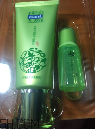 百雀羚泡沫潔面乳洗后緊繃嗎？適合干皮嗎？