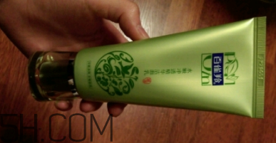 百雀羚泡沫潔面乳洗后緊繃嗎？適合干皮嗎？