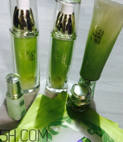 百雀羚水能量套盒適合油皮嗎？適合秋冬用嗎？