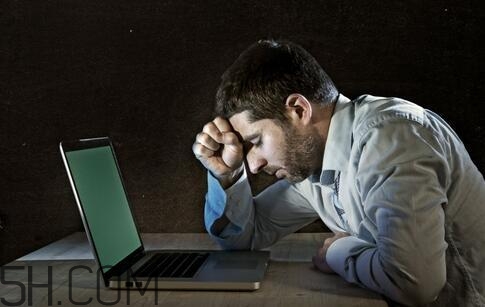 男性經(jīng)常熬夜有哪些危害？男性常熬夜對身體危害有哪些？