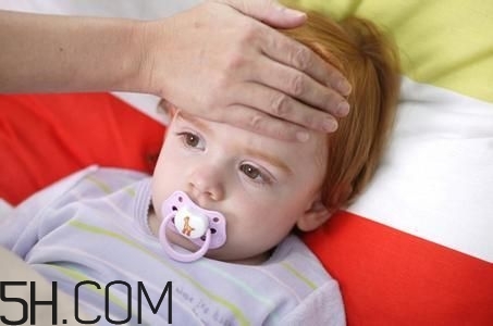 小兒肺炎的癥狀表現(xiàn)有哪些？小兒肺炎應(yīng)該怎么治療？