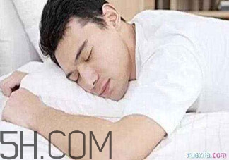 男人趴著睡對(duì)身體的危害有哪些？男人趴著睡有哪些危害？