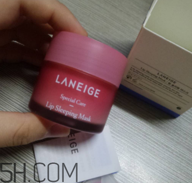 蘭芝夜間唇膜每次敷多厚？每次用多少？