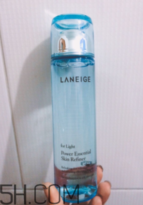 蘭芝水衡精華水油不油？適合油皮嗎？