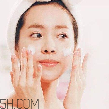 卸妝膏和卸妝油有什么區(qū)別？不同卸妝產(chǎn)品的使用方法