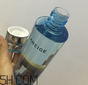蘭芝水衡精華水油不油？適合油皮嗎？