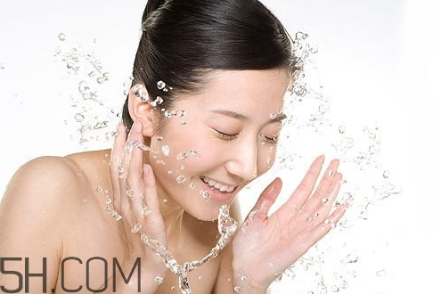素顏霜v7真的不用卸妝嗎？卸妝時(shí)水溫要注意什么？