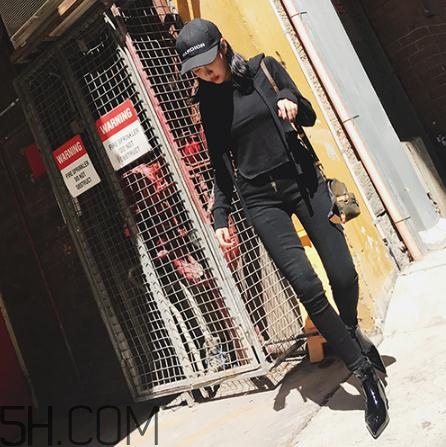 黑色衣服掉色屬于質(zhì)量問題嗎？黑色衣服掉色嚴(yán)重怎么辦？