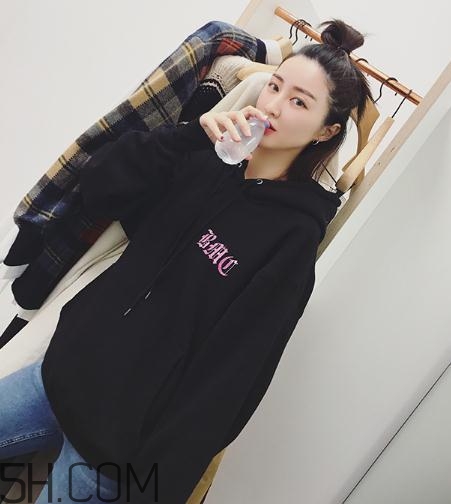 黑色衣服粘毛怎么處理？黑色衣服沾毛怎么辦？