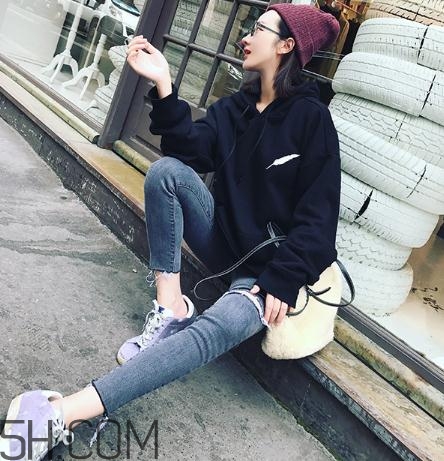 黑色衣服被漂白水弄壞怎么復(fù)原？黑色衣服被84燒黃了怎么辦？